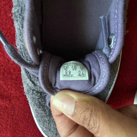 Sneaker - Picture 2 of 2